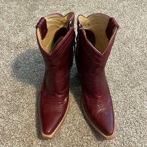 Ariat low Boot Style 10031533. Size: US8B